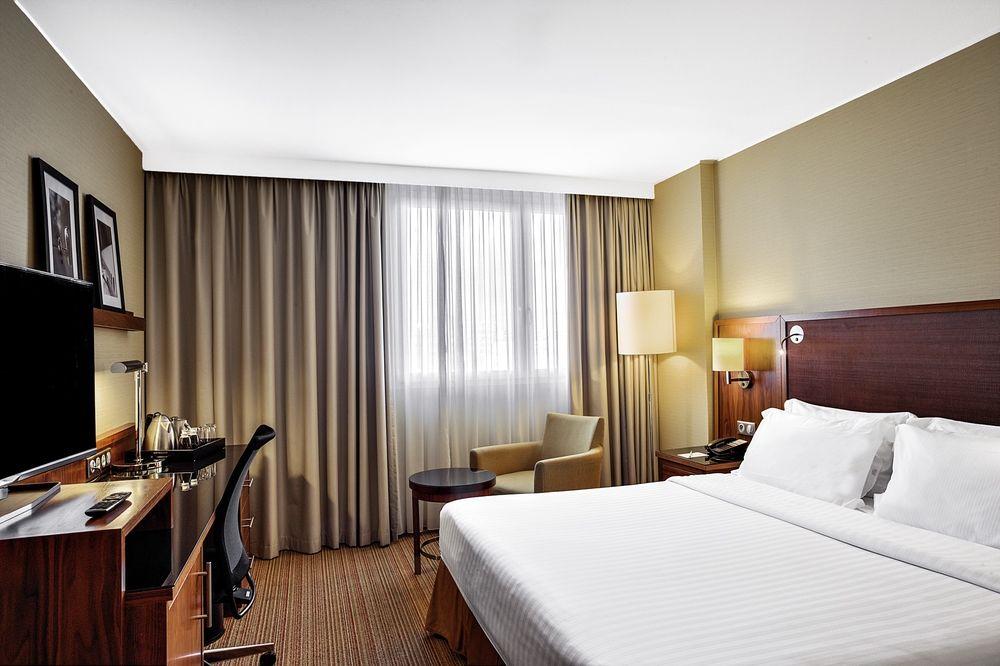 Готель Courtyard By Marriott Toulouse Airport Екстер'єр фото