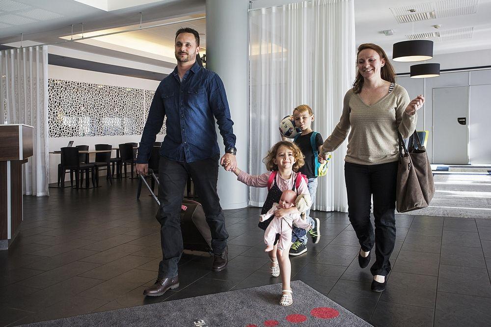 Готель Courtyard By Marriott Toulouse Airport Екстер'єр фото