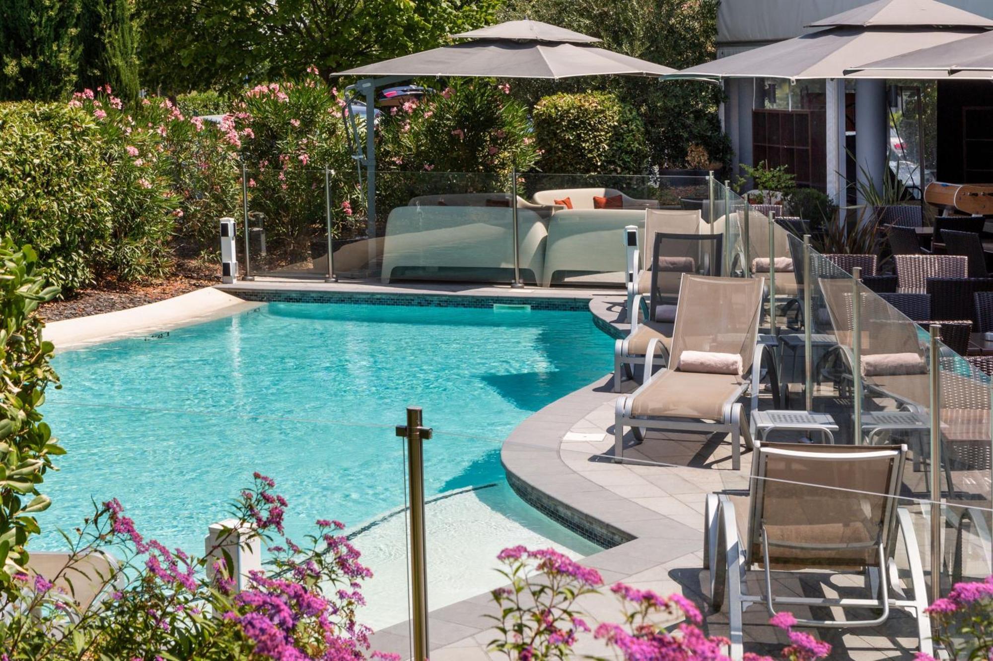 Готель Courtyard By Marriott Toulouse Airport Екстер'єр фото