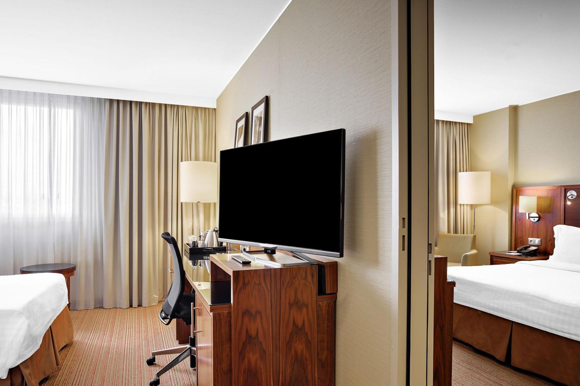Готель Courtyard By Marriott Toulouse Airport Екстер'єр фото