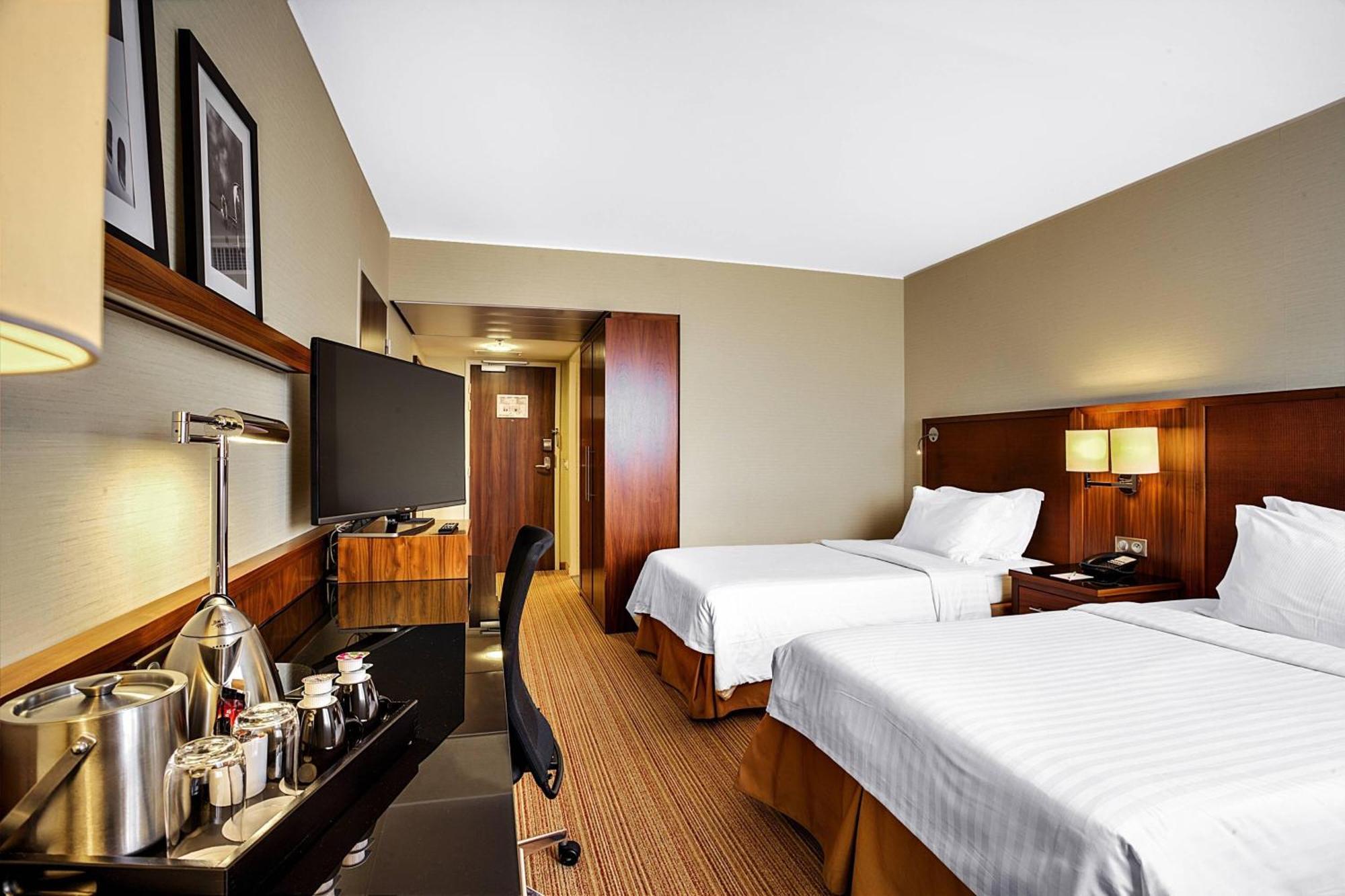 Готель Courtyard By Marriott Toulouse Airport Екстер'єр фото