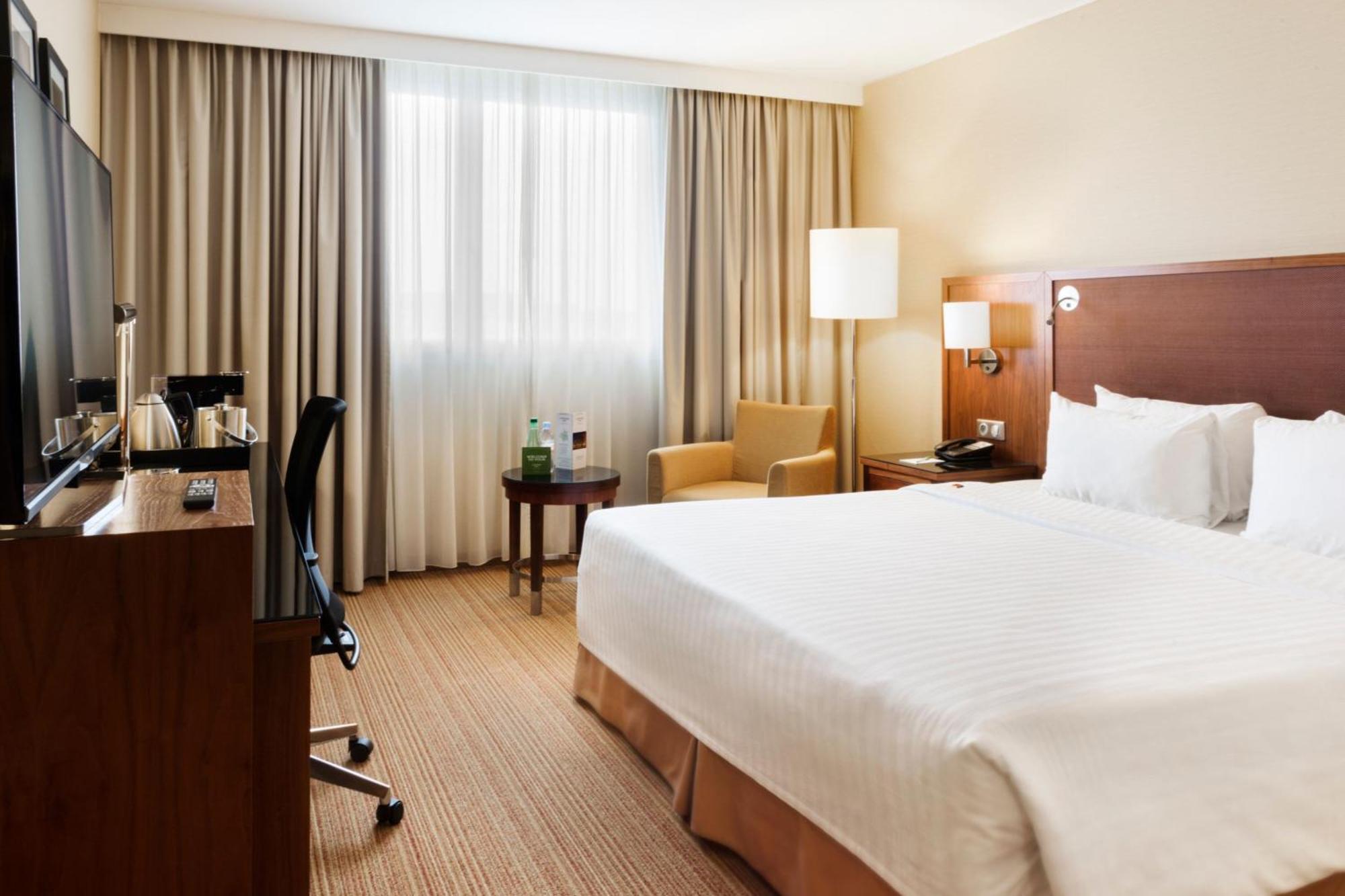 Готель Courtyard By Marriott Toulouse Airport Екстер'єр фото