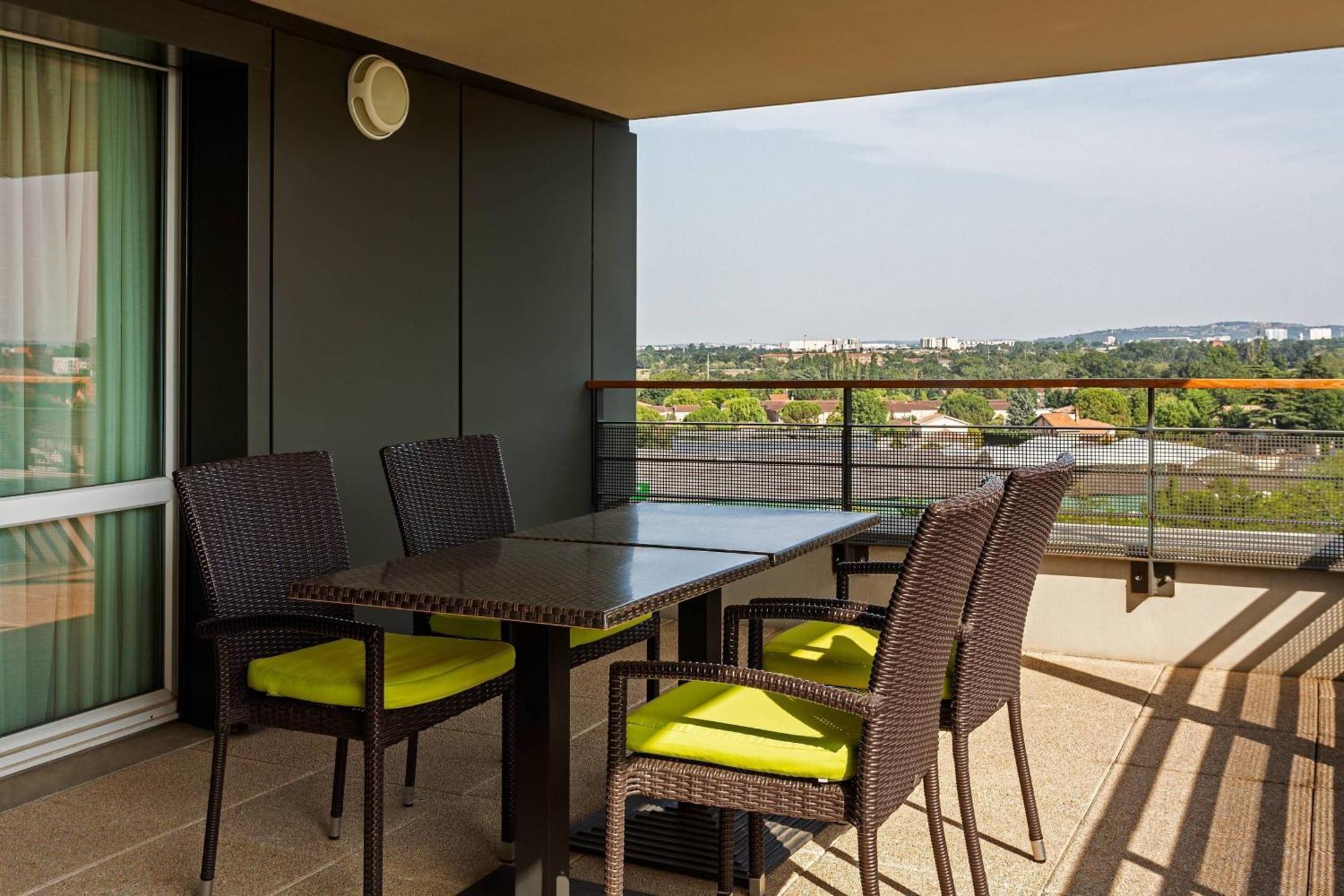 Готель Courtyard By Marriott Toulouse Airport Екстер'єр фото