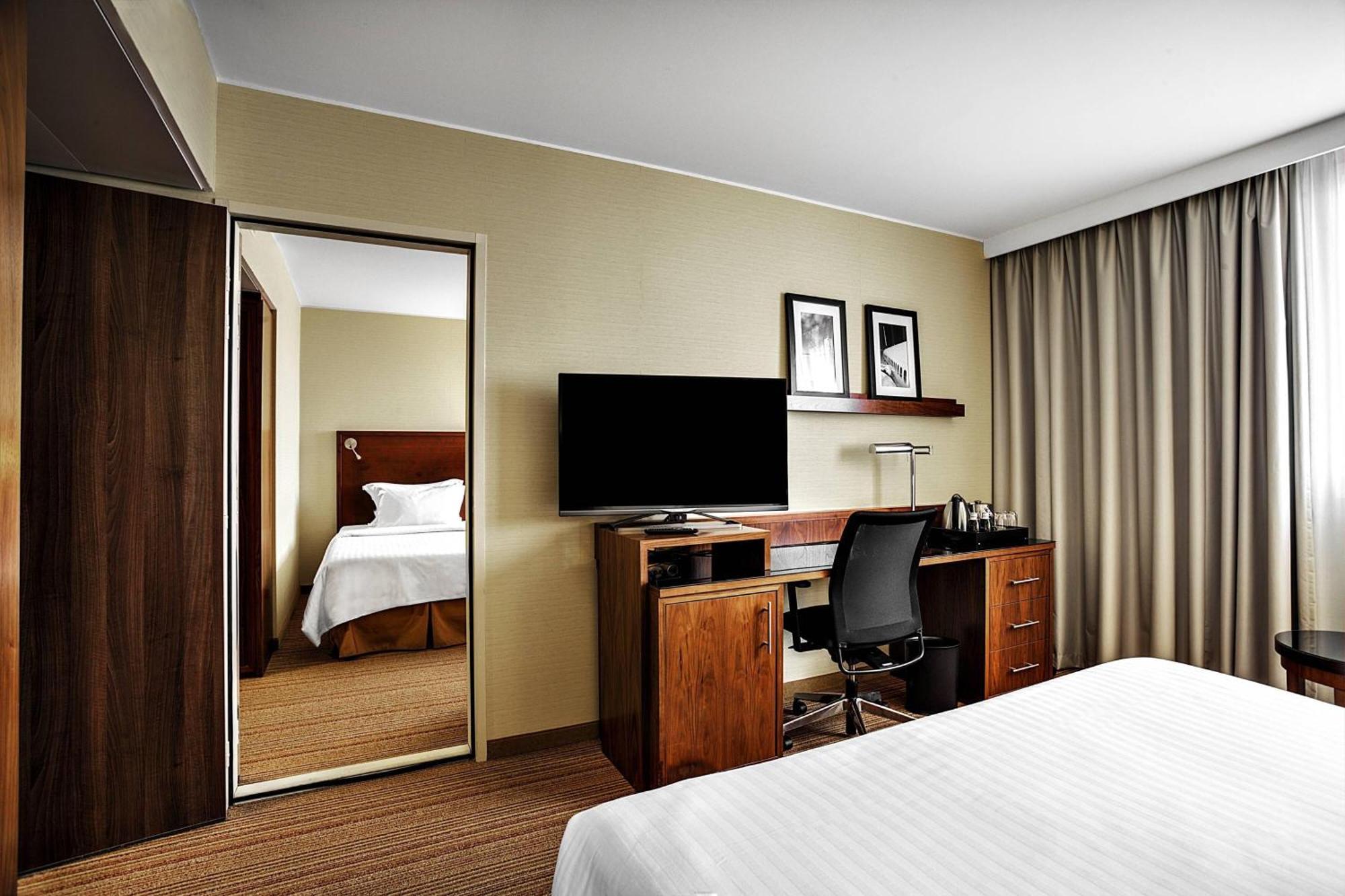Готель Courtyard By Marriott Toulouse Airport Екстер'єр фото