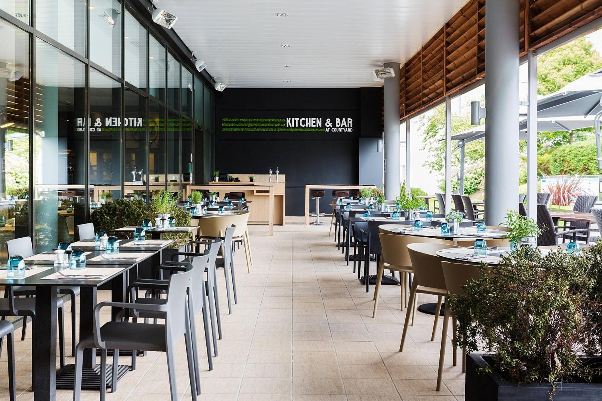 Готель Courtyard By Marriott Toulouse Airport Екстер'єр фото