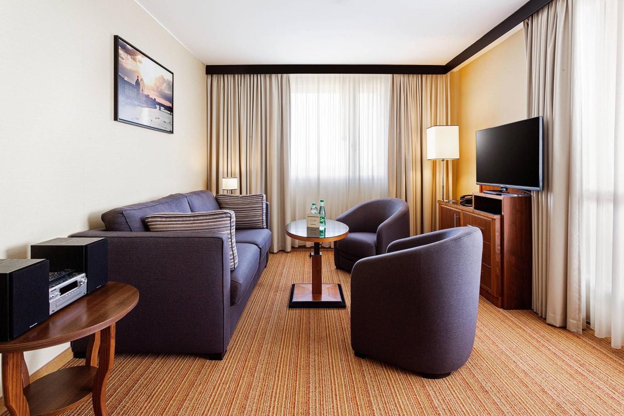 Готель Courtyard By Marriott Toulouse Airport Екстер'єр фото