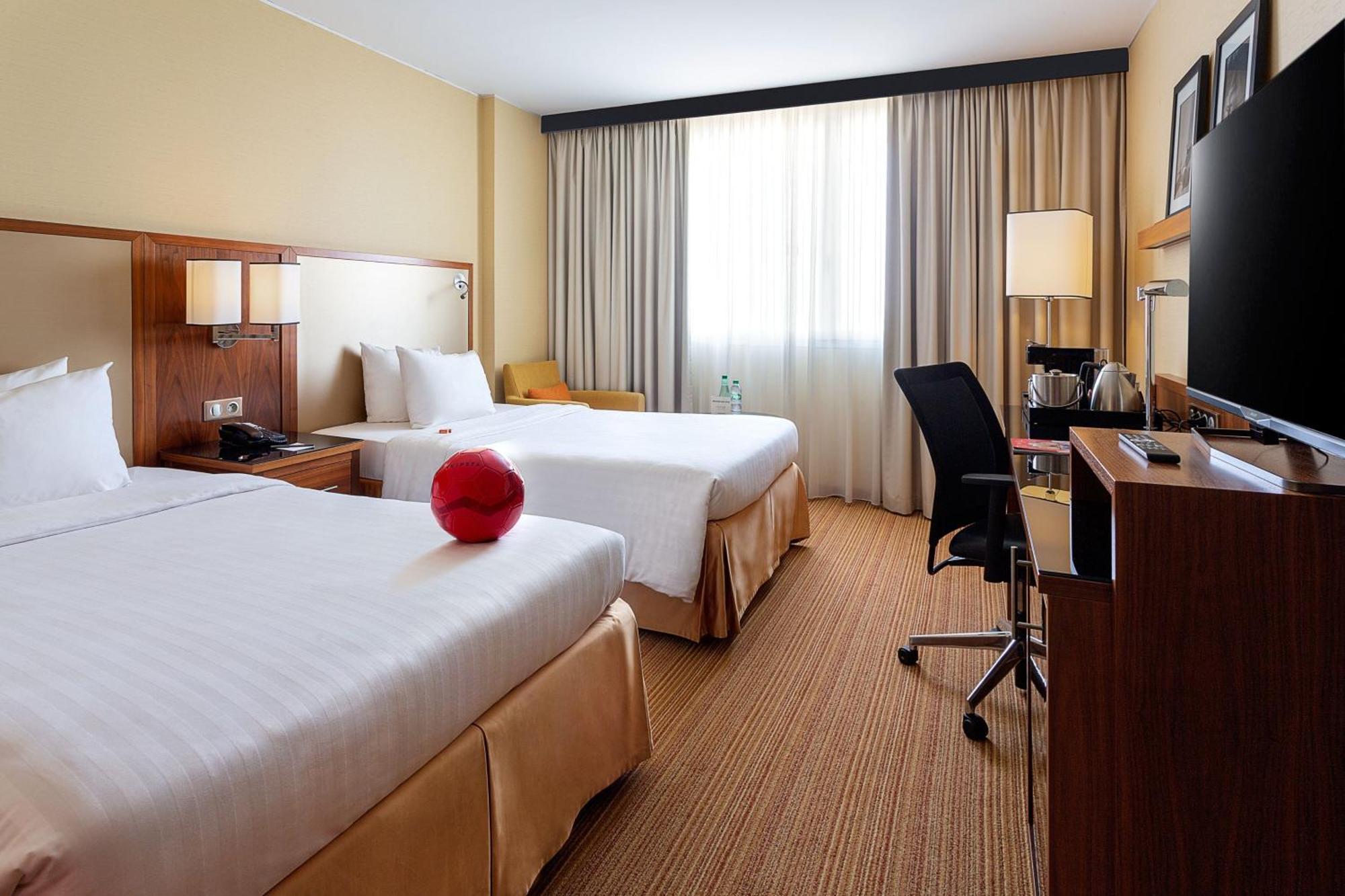Готель Courtyard By Marriott Toulouse Airport Екстер'єр фото