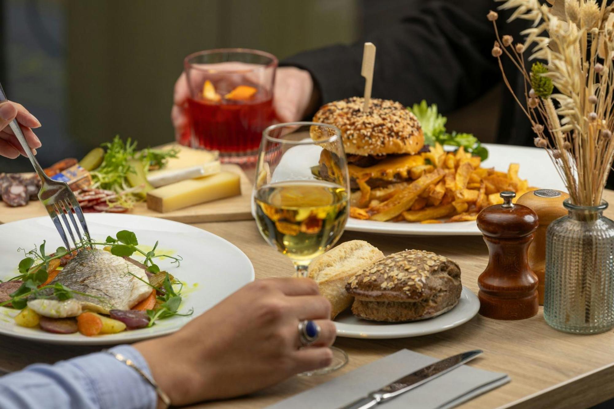 Готель Courtyard By Marriott Toulouse Airport Екстер'єр фото