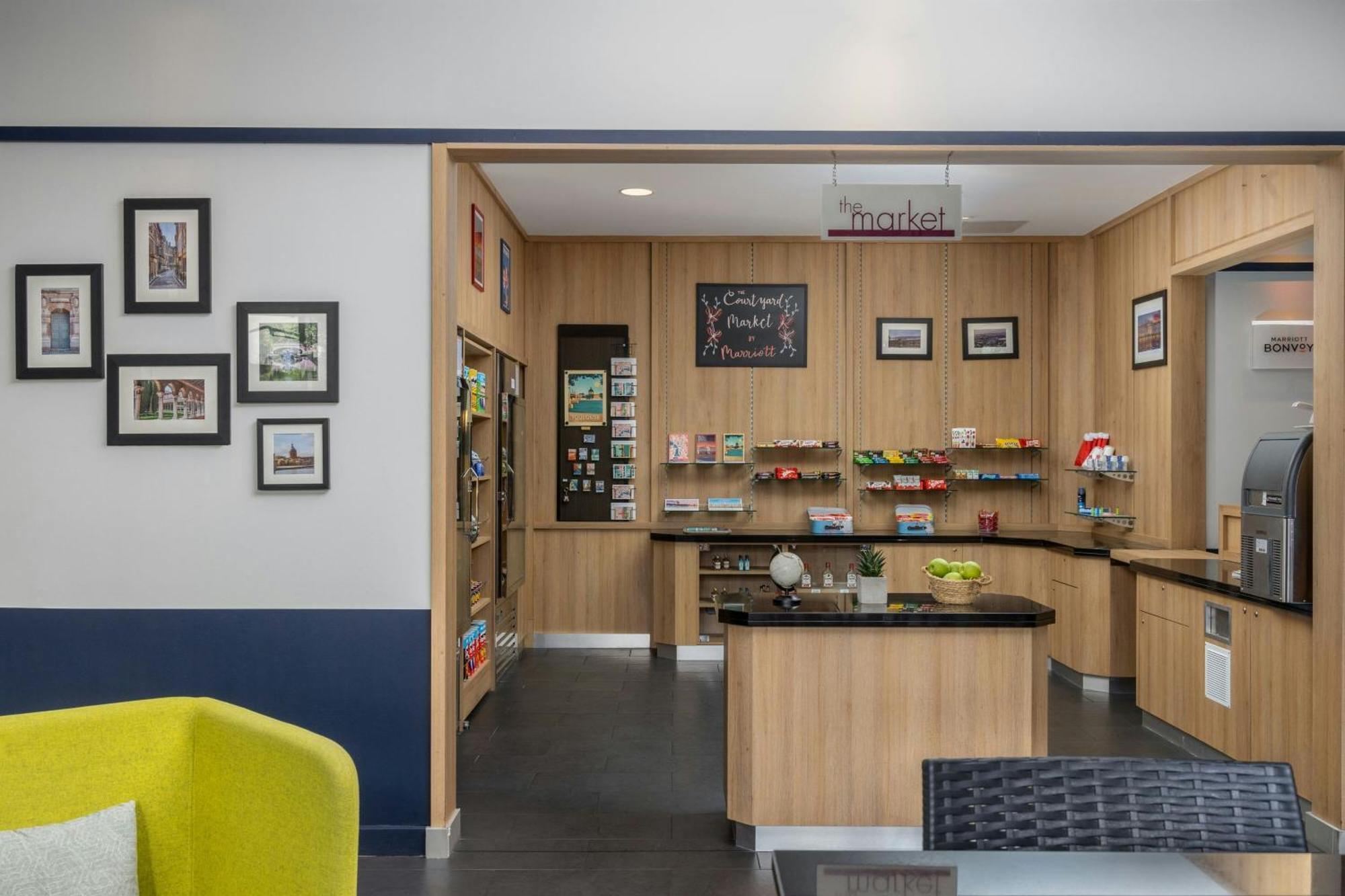 Готель Courtyard By Marriott Toulouse Airport Екстер'єр фото