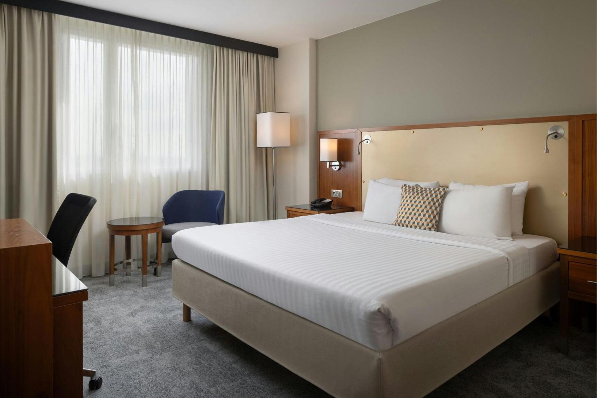 Готель Courtyard By Marriott Toulouse Airport Екстер'єр фото