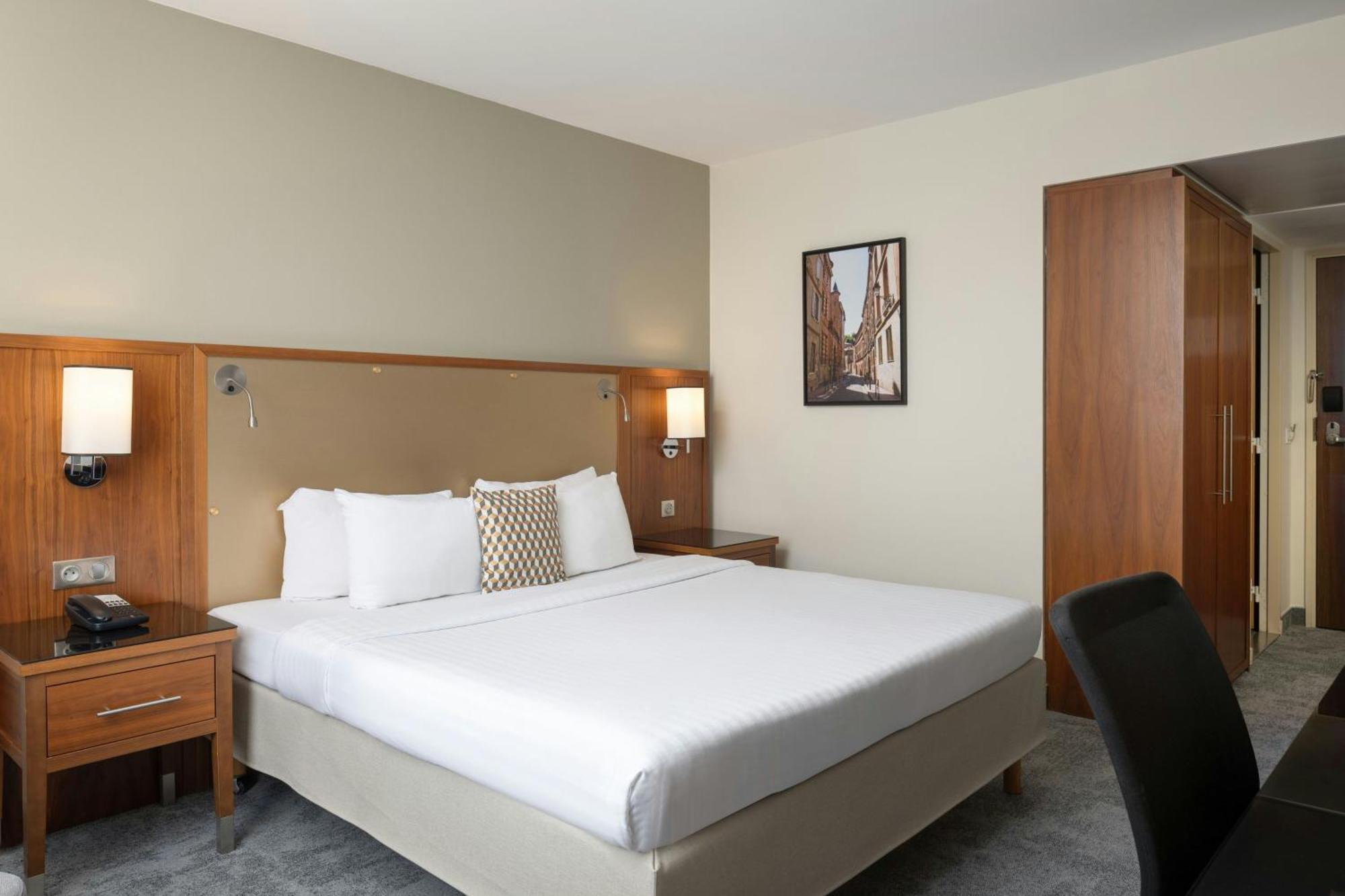Готель Courtyard By Marriott Toulouse Airport Екстер'єр фото