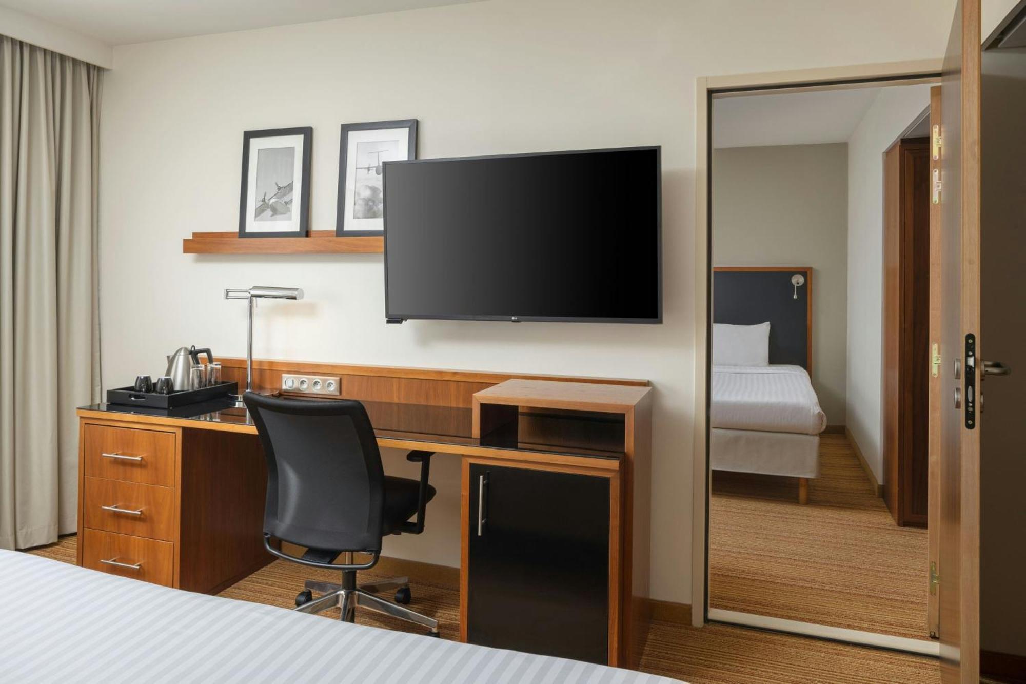 Готель Courtyard By Marriott Toulouse Airport Екстер'єр фото