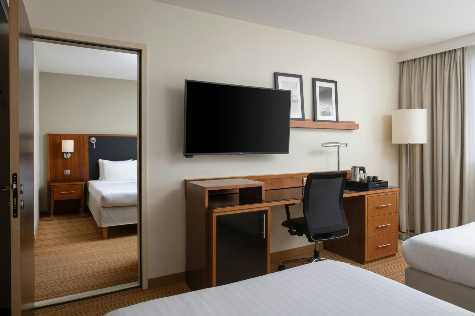 Готель Courtyard By Marriott Toulouse Airport Екстер'єр фото