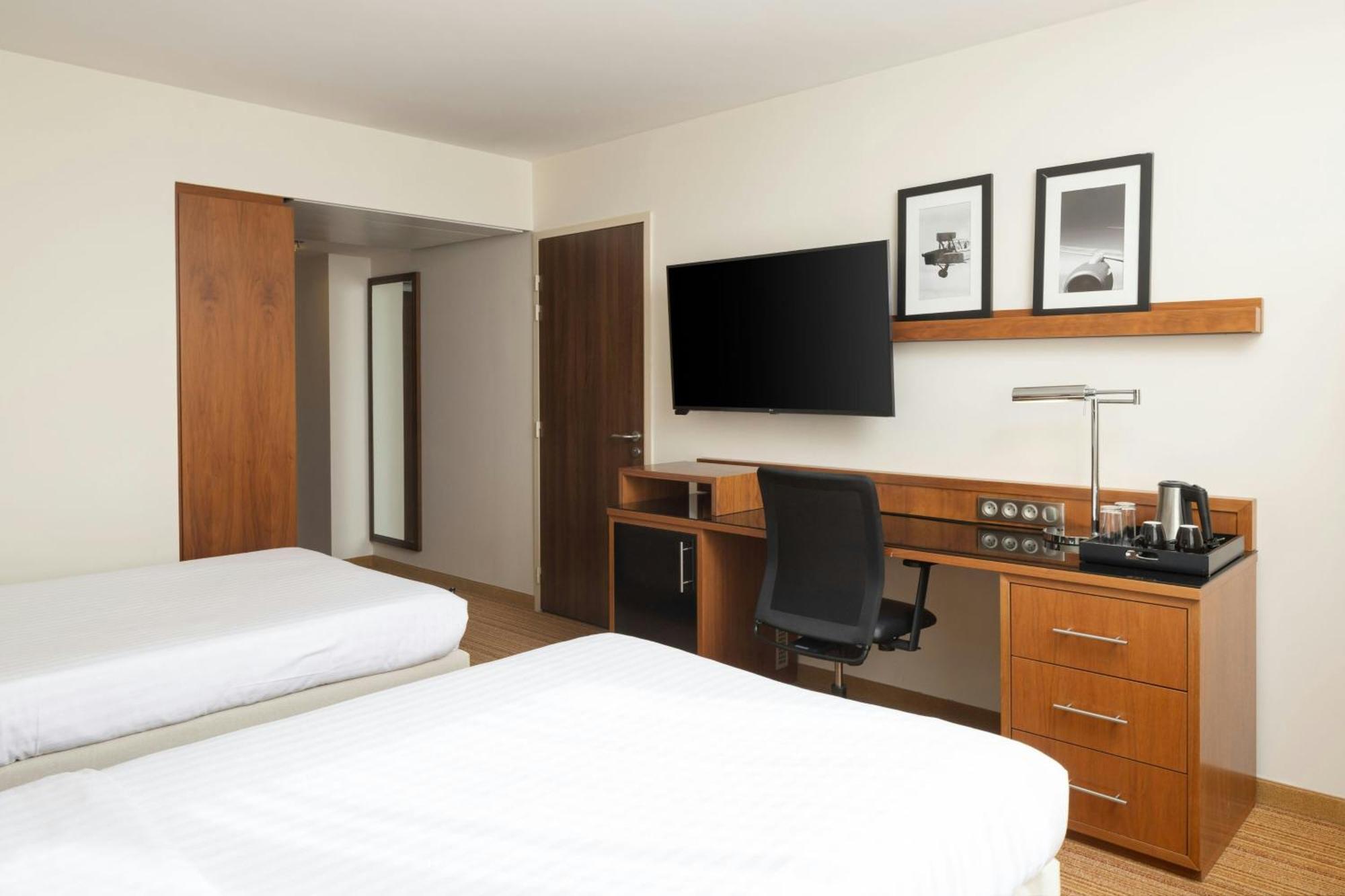 Готель Courtyard By Marriott Toulouse Airport Екстер'єр фото