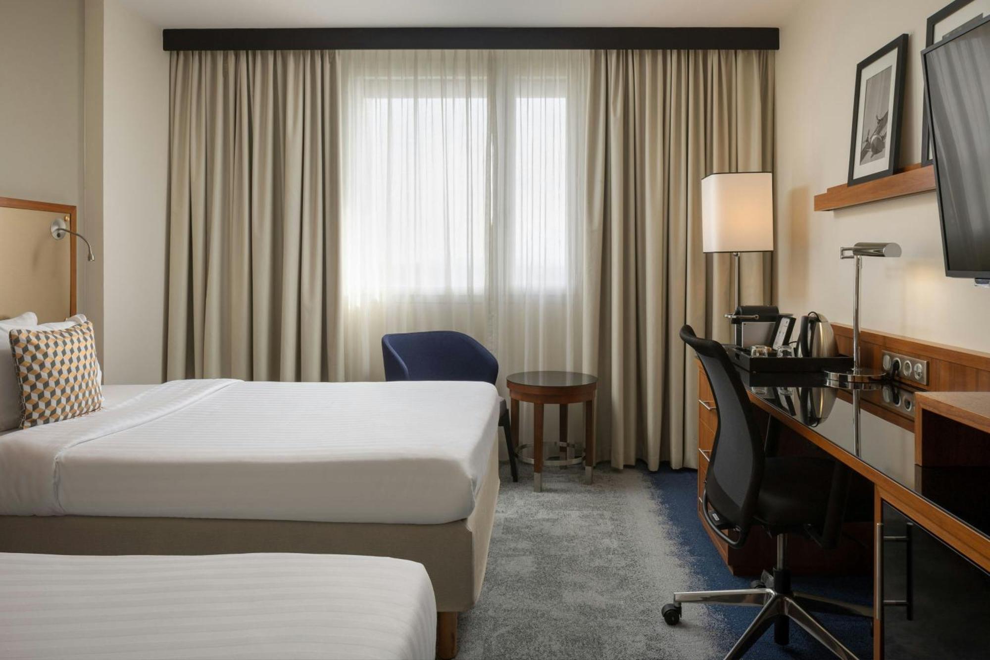 Готель Courtyard By Marriott Toulouse Airport Екстер'єр фото