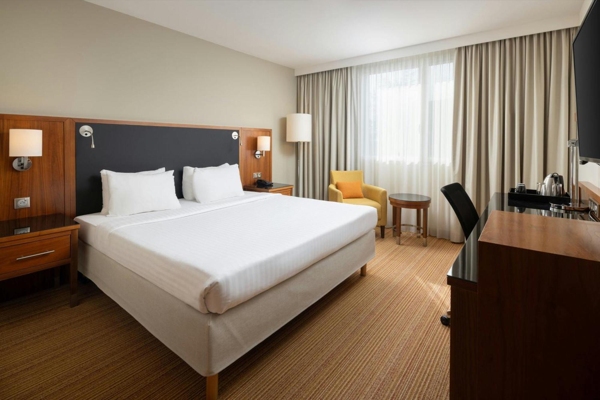 Готель Courtyard By Marriott Toulouse Airport Екстер'єр фото